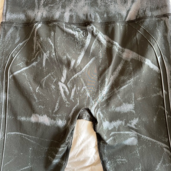 Lululemon Ebb To Street Tight *Wash Stone Wash
Graphite Grey Leggings size 12 - Picture 10 of 15